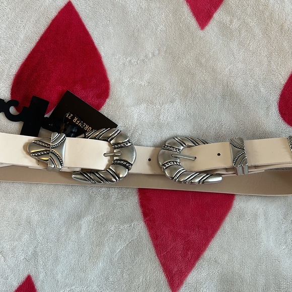 Silver buckle belt - Picture 2 of 2